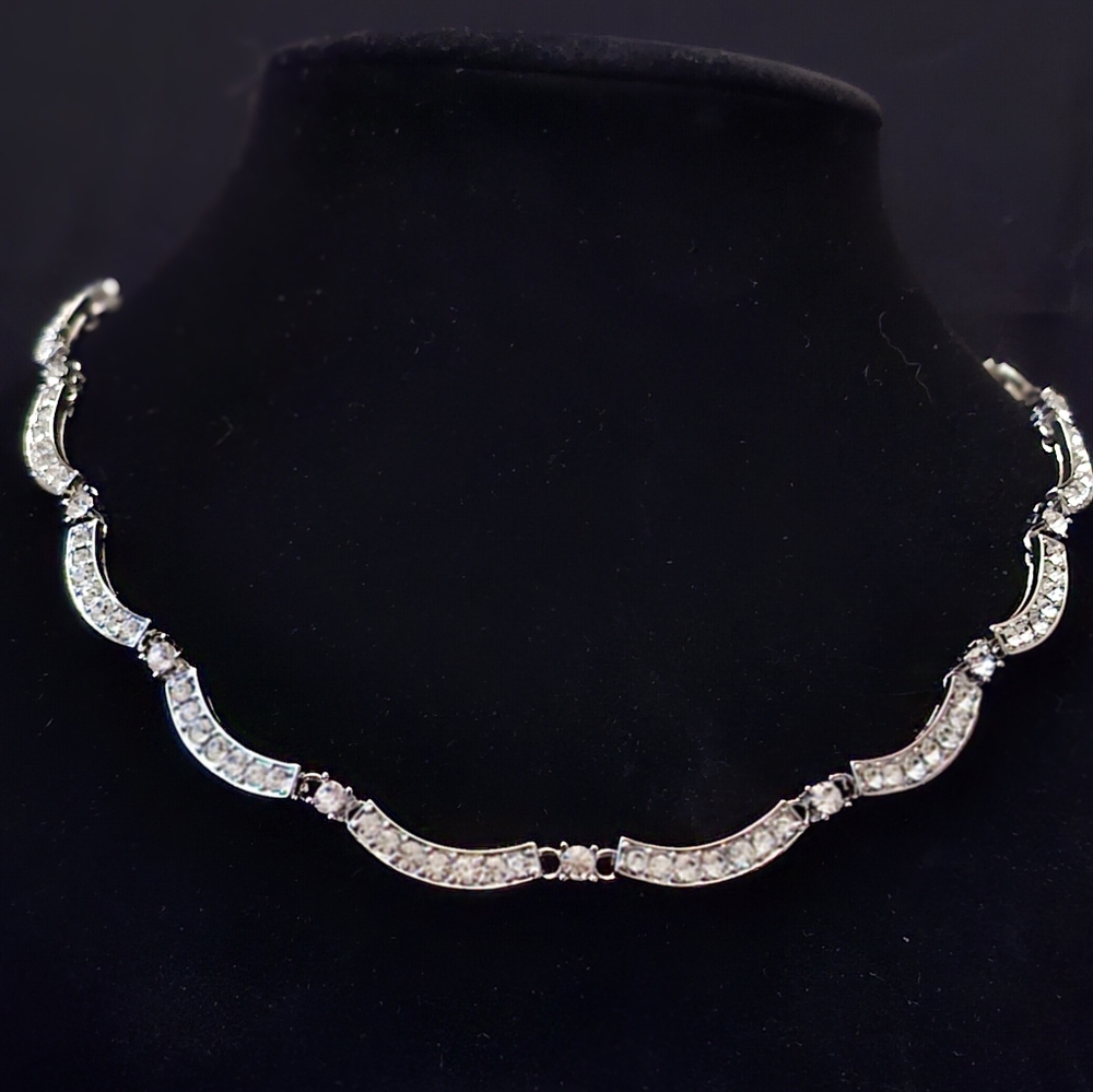 Scallopped Silvertone Necklace With Brillant Rhinestones